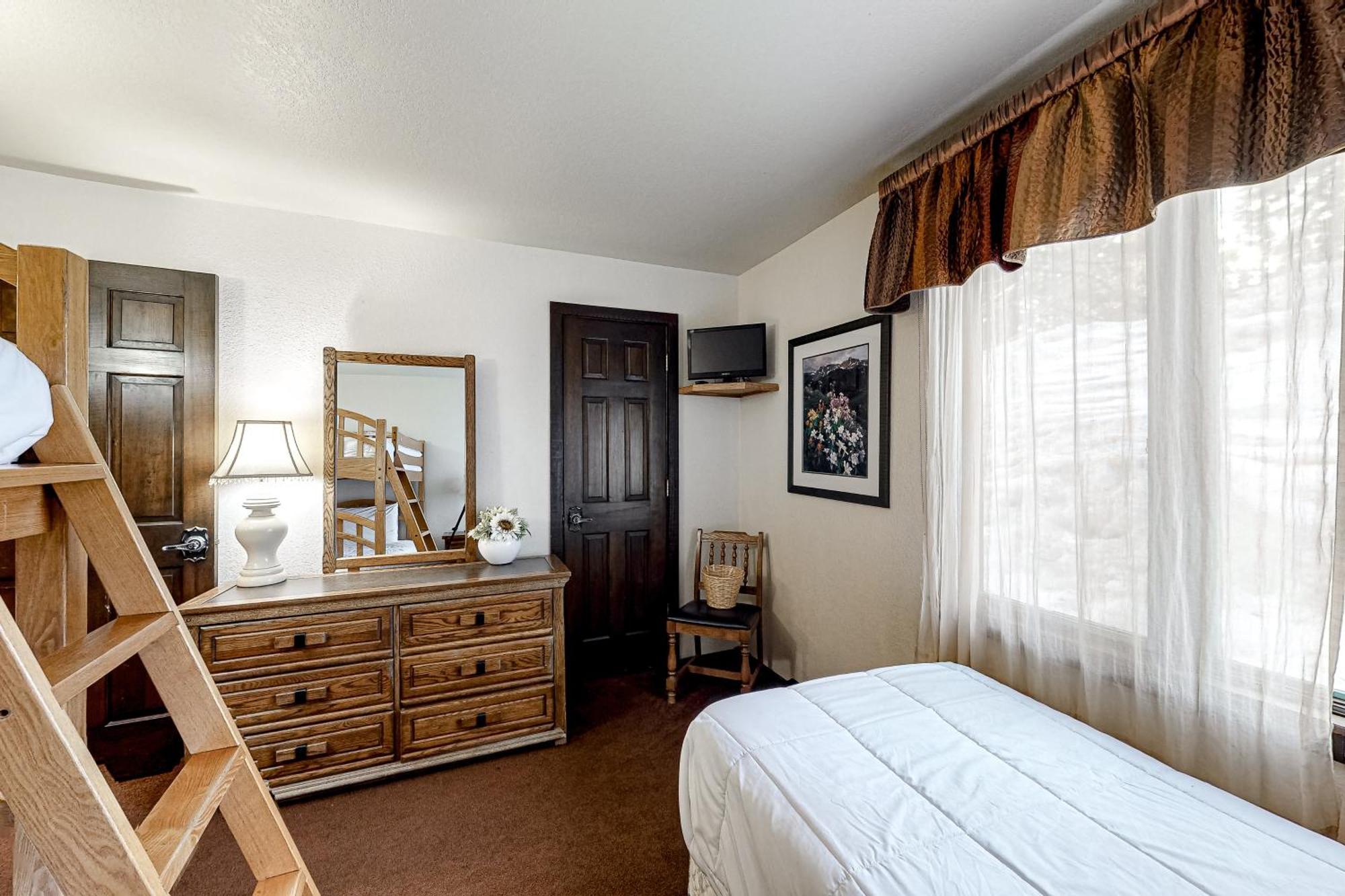 Chateau Sans Nom * Mammoth Lakes